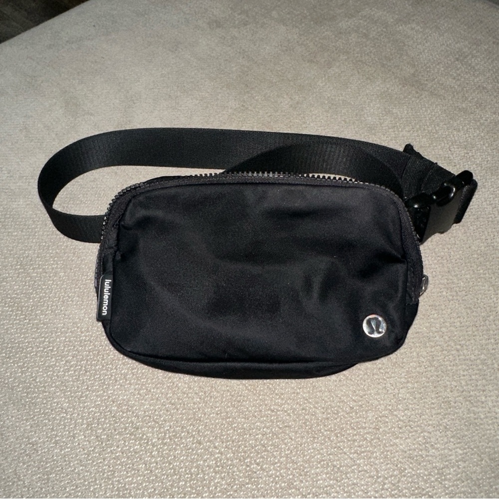 Lululemon everywhere belt bag